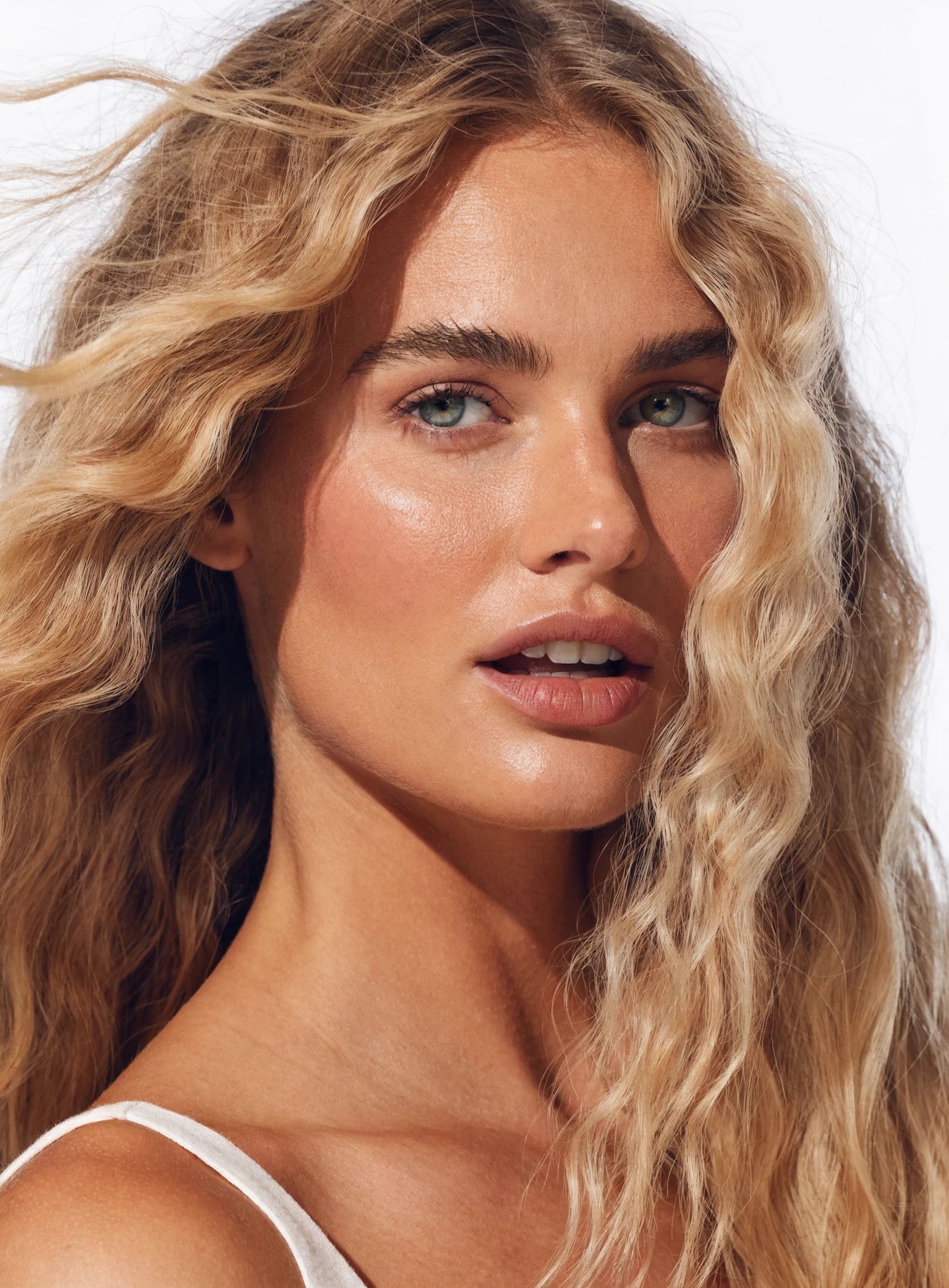 Model with wavy blonde hair